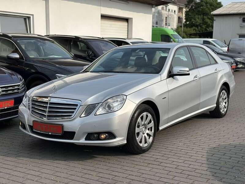 Iridiumsilber (metallic) Gebraucht 2009 Mercedes E220 Limousine | 12.880 € (Fairer Preis) - Bild 1/4