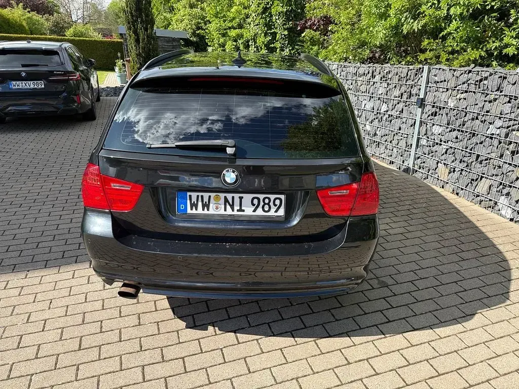 Gebraucht BMW 318 143 PS (105 kW) 2011 Schwarz Kombi