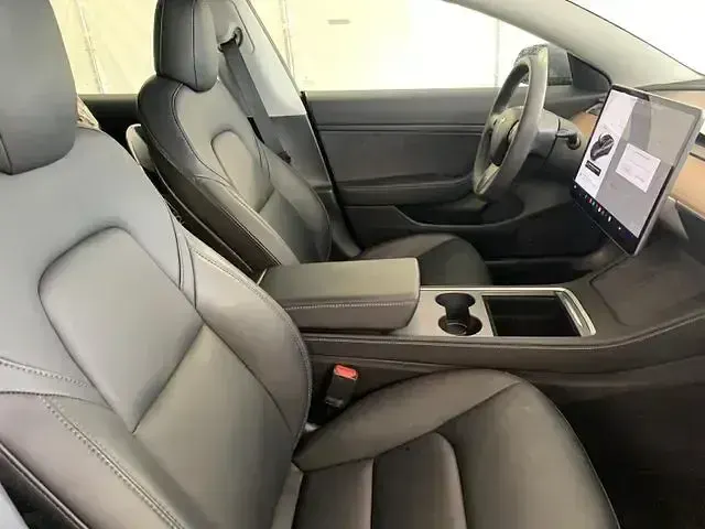 Käytetty Tesla Model 3 239 kW (325 HP) 2021 Hopea Sedan