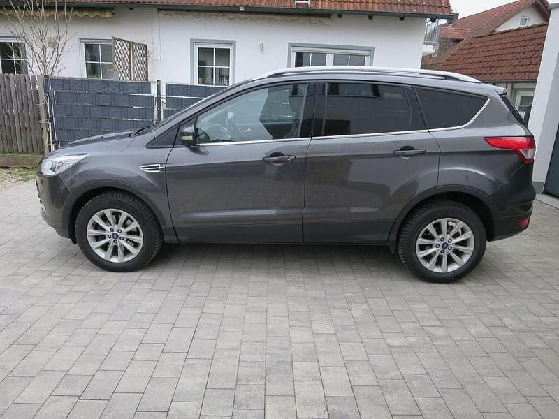 Gebraucht Ford Kuga Titanium 179 PS (131 kW) 2016 Grau SUV