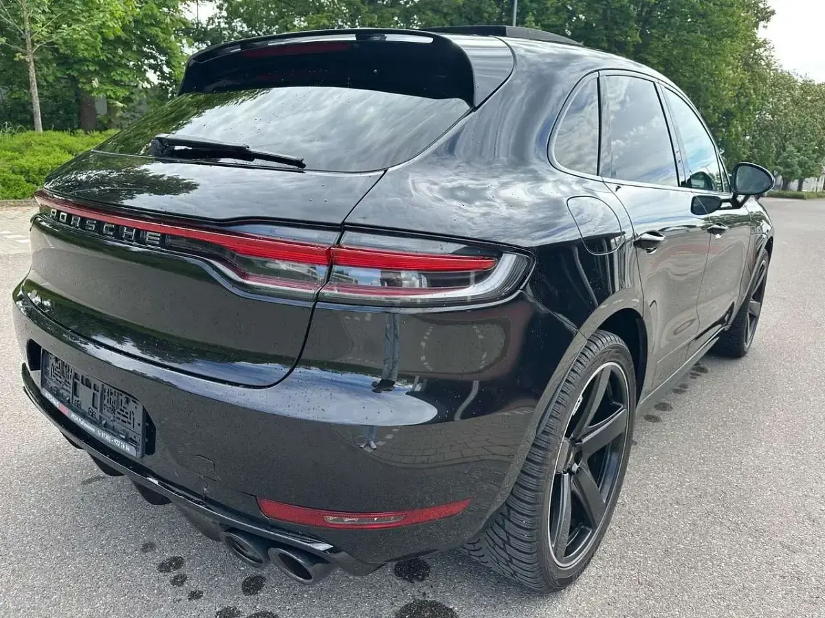 Gebraucht Porsche Macan Turbo 441 PS (324 kW) 2020 Tiefschwarz SUV