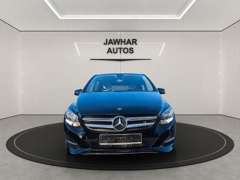 Schwarz Gebraucht 2017 Mercedes 180 Limousine | 13.990 € (Superpreis) - Bild 1/4