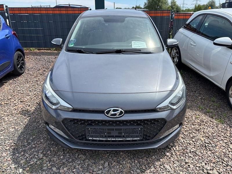 Grau Gebraucht 2015 Hyundai i20 Classic Limousine | 8.690 € (Fairer Preis) - Bild 1/4