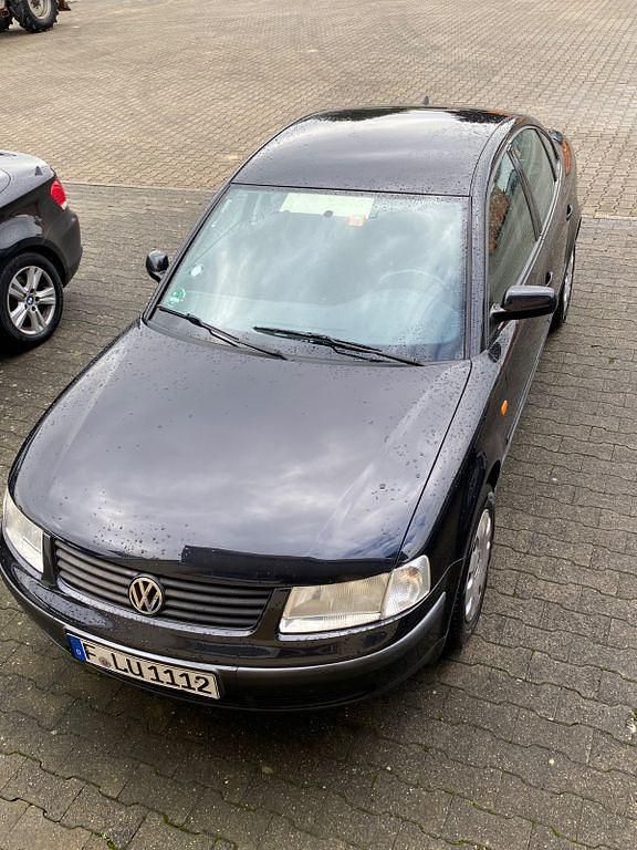 Schwarz Gebraucht 1997 VW Passat Basis Limousine | 2.300 € (Etwas zu teuer) - Bild 1/1