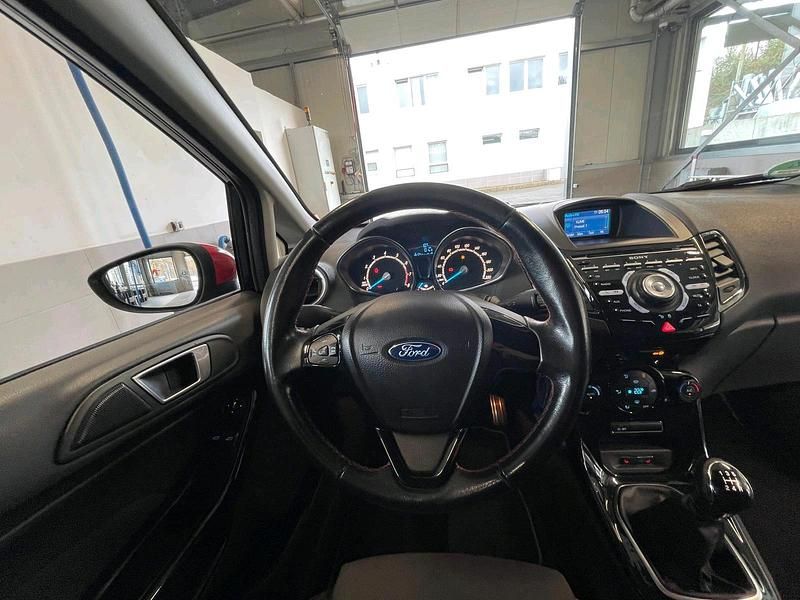Gebraucht Ford Fiesta 140 PS (102 kW) 2014 Schwarz Kleinwagen