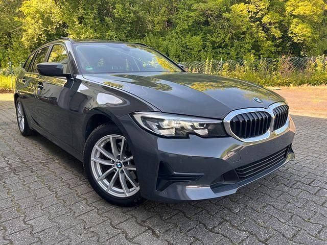 Grau Gebraucht 2019 BMW 320 Advantage Kombi | 16.750 € (Fairer Preis) - Bild 1/4
