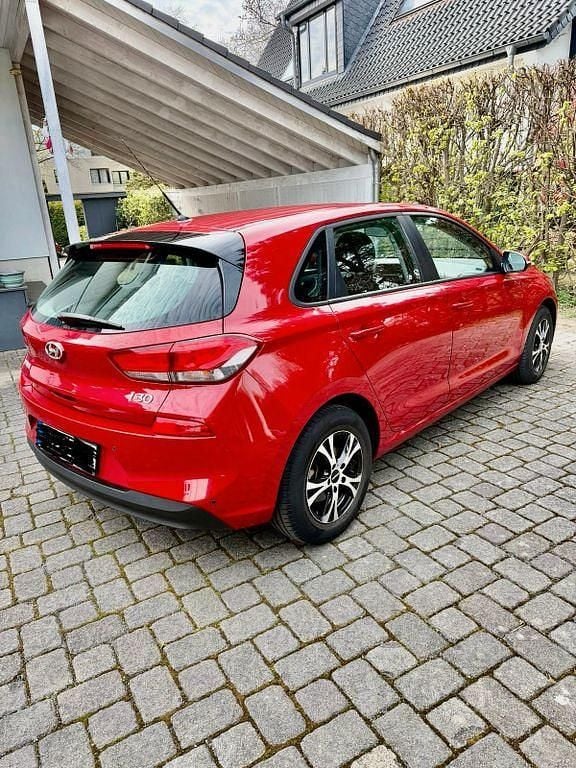 Gebraucht Hyundai i30 Select 99 PS (72 kW) 2017 Rot Limousine