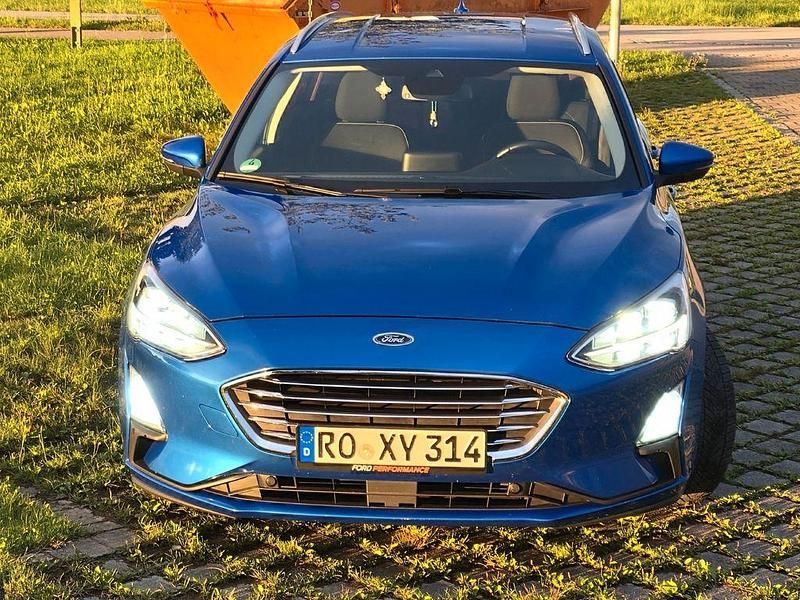 Blau Gebraucht 2018 Ford Focus Titanium Kombi | 14.199 € (Etwas zu teuer) - Bild 1/4