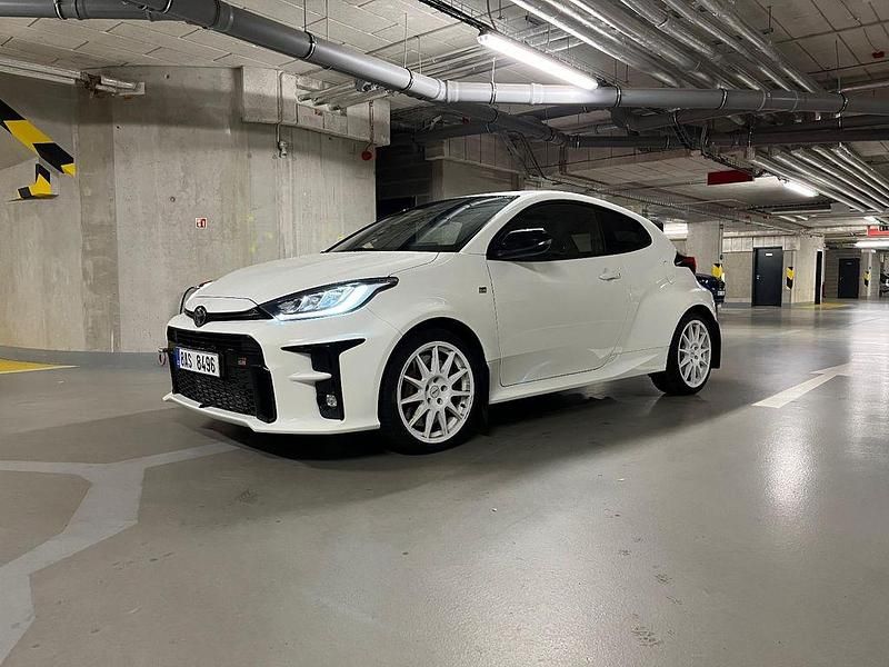 Weiß Gebraucht 2021 Toyota Yaris Limousine | 22.200 € - Bild 1/4
