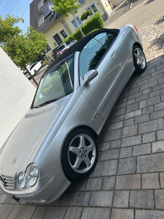 Silber Gebraucht 2003 Mercedes CLK200 Avantgarde Cabrio | 8.600 € (Fairer Preis) - Bild 1/4