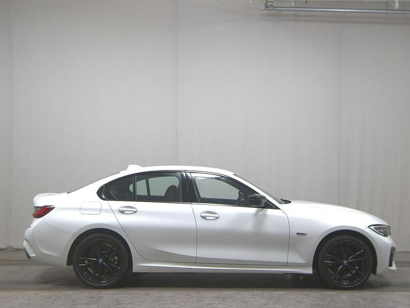 Weiss Gebraucht 2022 BMW 320e M Sport Limousine | 26.980 € (Guter Preis) - Bild 1/4