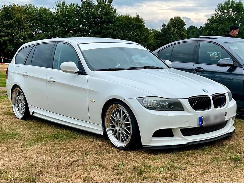 Weiß Gebraucht 2011 BMW 330 M Performance Kombi | 11.000 € (Etwas zu teuer) - Bild 1/4