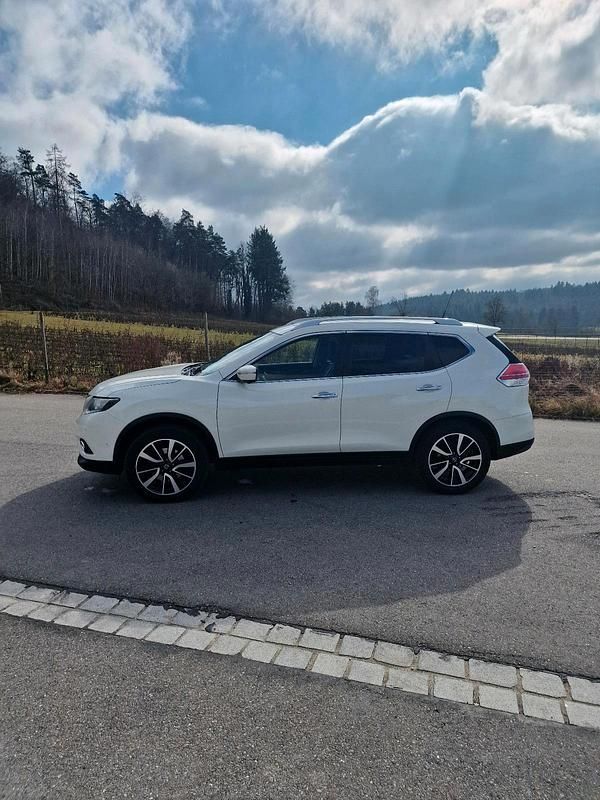 Weiß Gebraucht 2017 Nissan X-Trail Tekna SUV | 16.499 € (Fairer Preis) - Bild 1/4