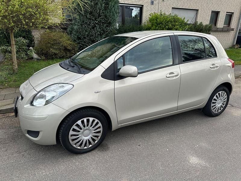 Gebraucht Daihatsu Charade 99 PS (72 kW) 2012 Gelb Limousine