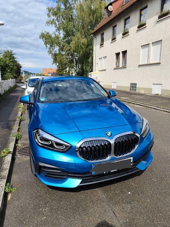 Blau Gebraucht 2023 BMW 118 Advantage Kleinwagen | 20.500 € (Guter Preis) - Bild 1/4