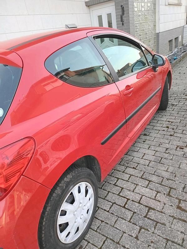 Gebraucht Peugeot 207 74 PS (54 kW) 2009 Rot Limousine
