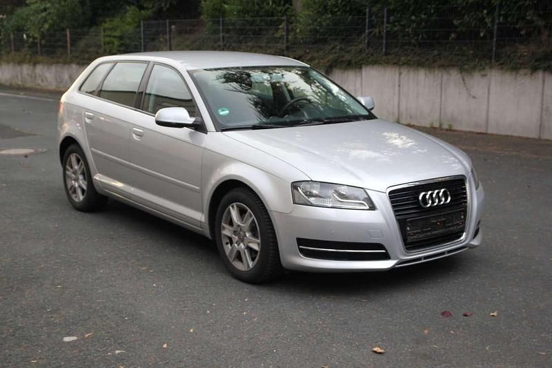 Eissilber metallic Gebraucht 2010 Audi A3 Attraction Kleinwagen | 8.950 € (Etwas zu teuer) - Bild 1/4