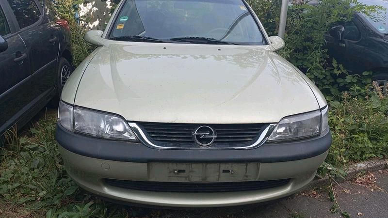 Grün Gebraucht 1996 Opel Vectra Limousine | 2.000 € (Fairer Preis) - Bild 1/2