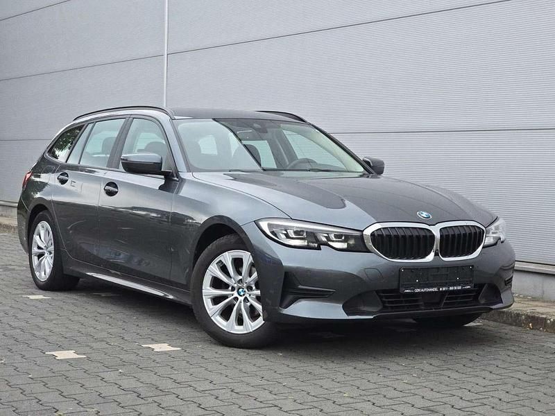 Grau Gebraucht 2020 BMW 318 Kombi | 15.900 € (Fairer Preis) - Bild 1/4
