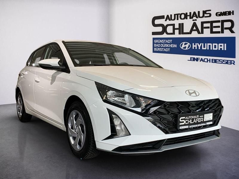 Gebraucht Hyundai i20 Select 101 PS (74 kW) 2025 Weiß Kleinwagen
