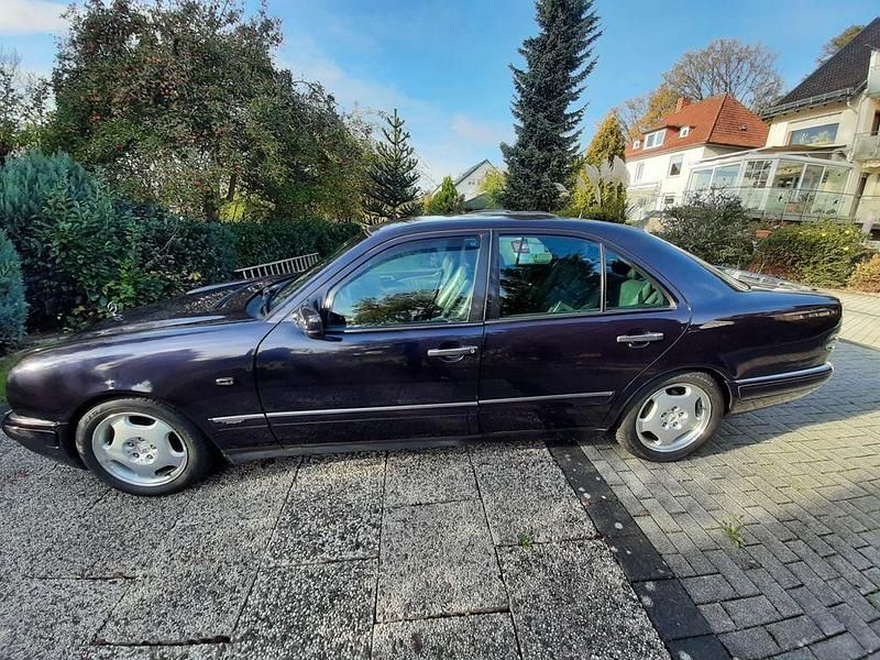 Gebraucht Mercedes E230 Avantgarde 150 PS (110 kW) 1997 Violet Limousine
