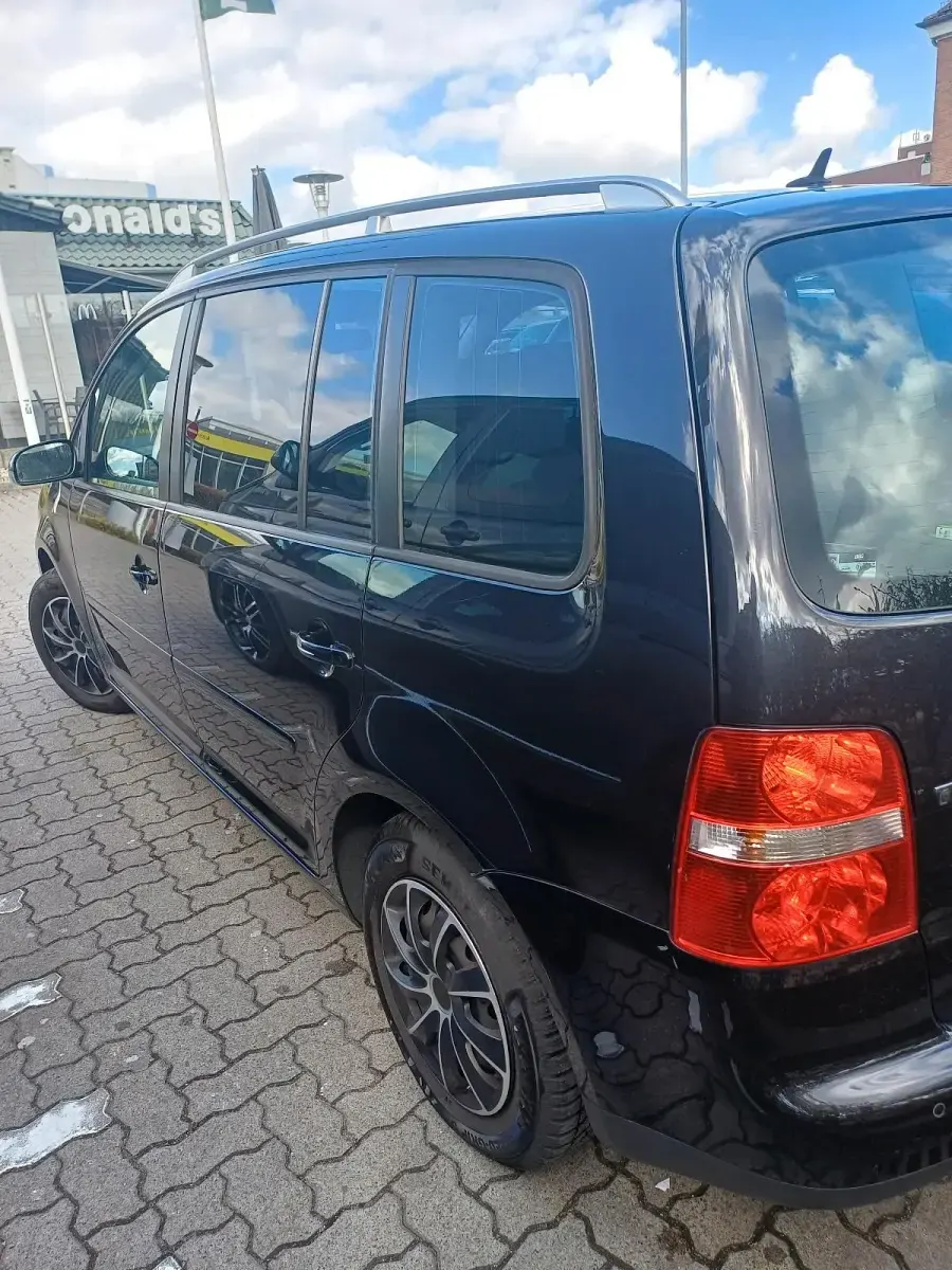 Gebraucht VW Touran 115 PS (84 kW) 2026 Schwarz Van / Kleinbus