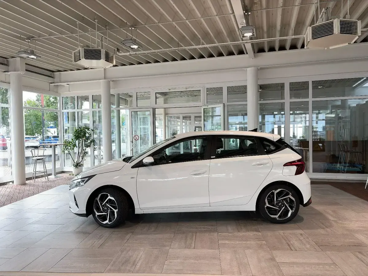 Gebraucht Hyundai i20 Intro Edition 101 PS (74 kW) 2021 Weiß Kleinwagen