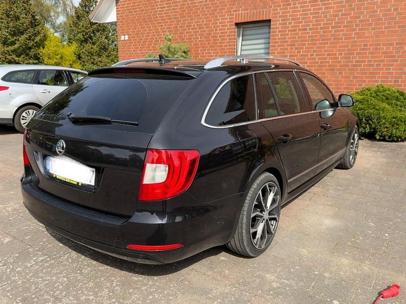Używany Skoda Superb Elegance 170 KM (125 kW) 2011 Czarny Kombi