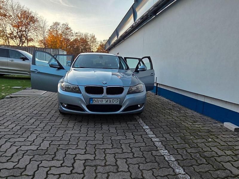 Blau Gebraucht 2012 BMW 320 Kombi | 7.500 € (Superpreis) - Bild 1/4