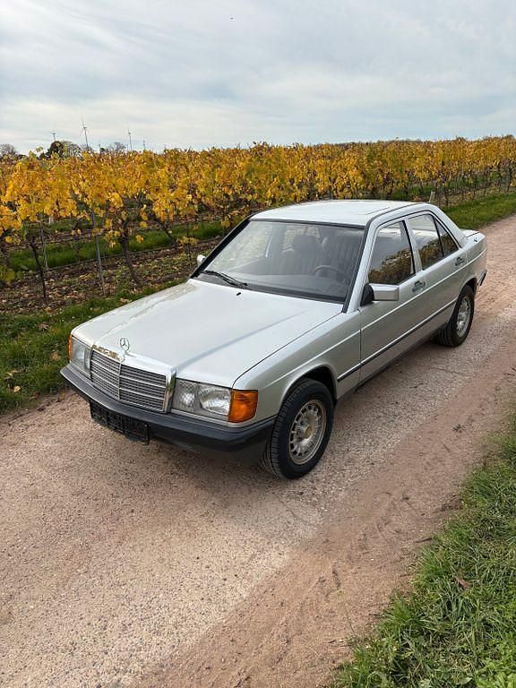 Gebraucht Mercedes 190 122 PS (89 kW) 1983 Silber Limousine