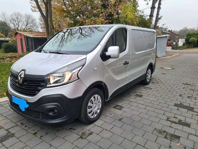 Gebraucht Renault Trafic 140 PS (102 kW) 2016 Silber Van / Kleinbus