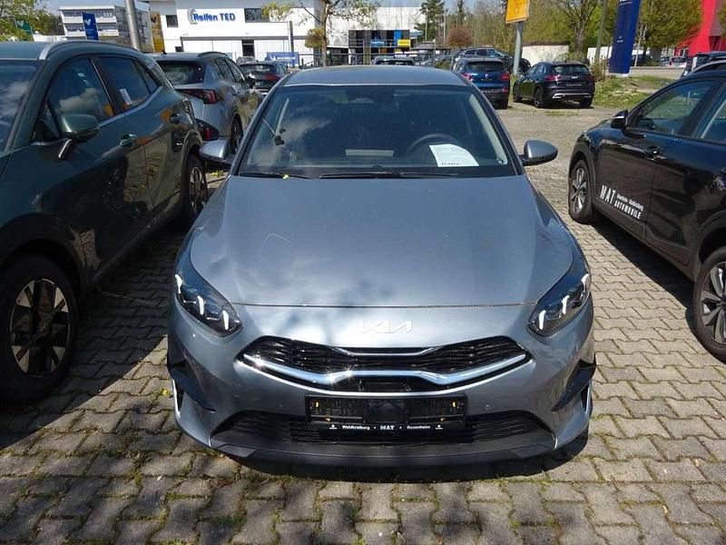 Neu Kia Ceed Style 140 PS (102 kW) 2025 Lunar silber Kleinwagen