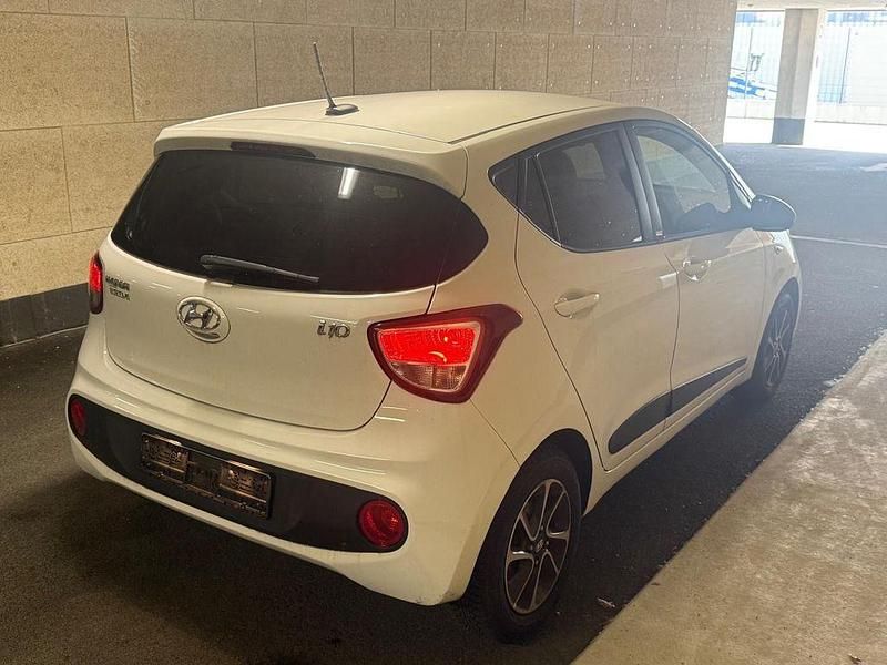 Gebraucht Hyundai i10 Passion 67 PS (49 kW) 2018 Weiß Kleinwagen