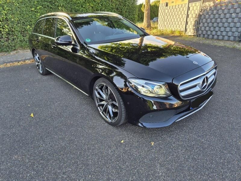 Schwarz Gebraucht 2018 Mercedes E200 Avantgarde Kombi | 20.699 € (Guter Preis) - Bild 1/4