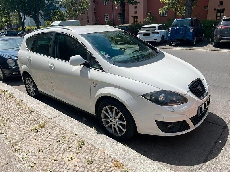 Weiß Gebraucht 2010 Seat Altea XL Van / Kleinbus | 5.600 € (Fairer Preis) - Bild 1/4