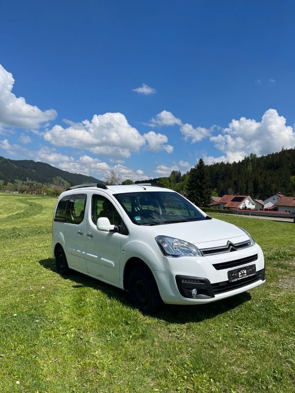 Weiß Gebraucht 2015 Citroën Berlingo SELECTION Van / Kleinbus | 6.790 € (Superpreis) - Bild 1/4