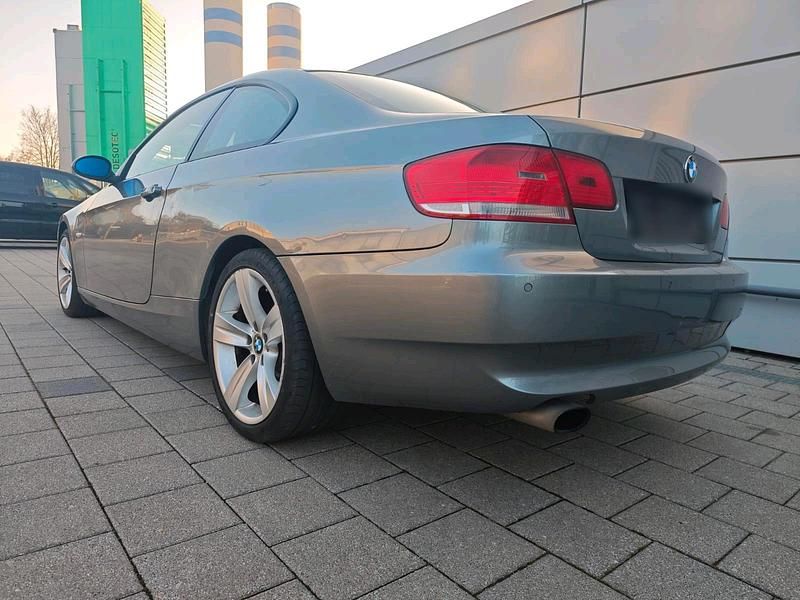 Gebraucht BMW 320 177 PS (130 kW) 2007 Grau Coupé
