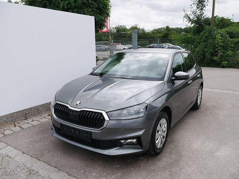Graphite grau metalli Gebraucht 2025 Skoda Fabia Comfort | 18.090 € (Superpreis) - Bild 1/4