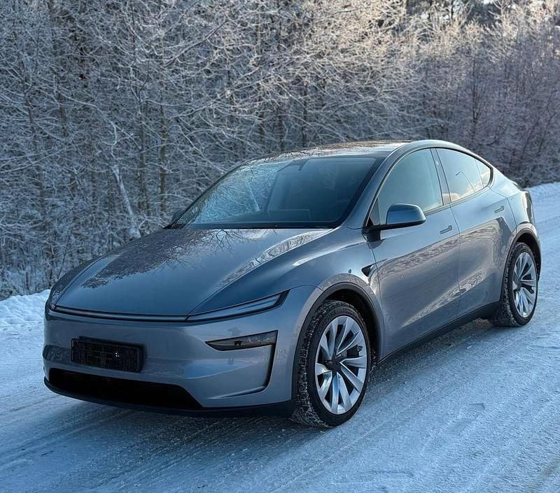 Grau Gebraucht 2025 Tesla Model Y Long Range AWD SUV | 57.777 € (Etwas zu teuer) - Bild 1/4