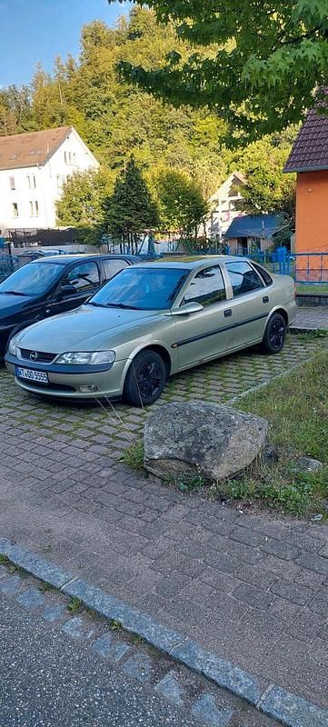 Grün Gebraucht 1996 Opel Vectra Limousine | 1.250 € (Fairer Preis) - Bild 1/4