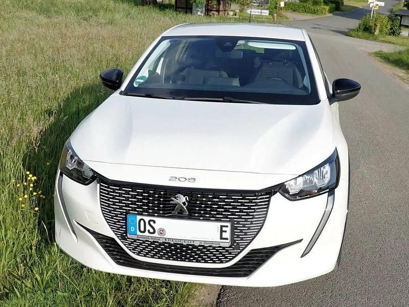 Weiß Gebraucht 2022 Peugeot e-208 Active Kleinwagen | 16.100 € (Fairer Preis) - Bild 1/4