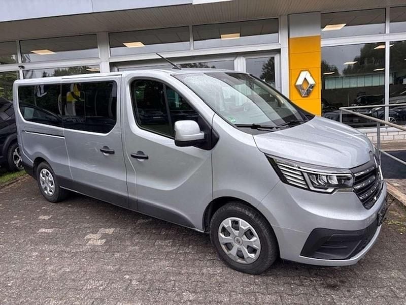 Highlandgrau Gebraucht 2023 Renault Trafic Life Van | 34.990 € (Etwas zu teuer) - Bild 1/4