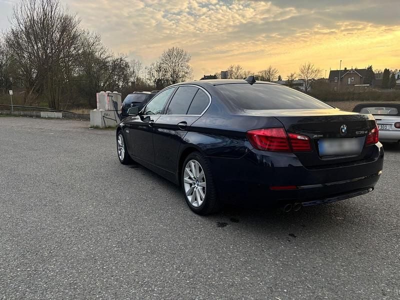 Gebraucht BMW 530 258 PS (189 kW) 2012 Blau Limousine