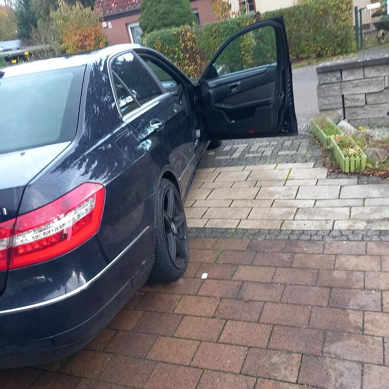 Gebraucht Mercedes E250 2011 Blau Limousine