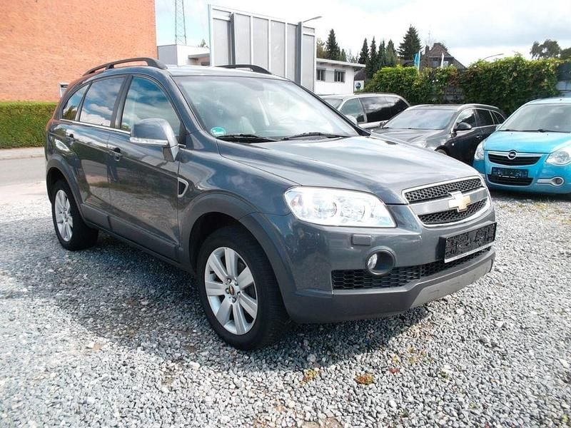 Grau Gebraucht 2010 Chevrolet Captiva LT SUV | 8.390 € (Teuer) - Bild 1/4