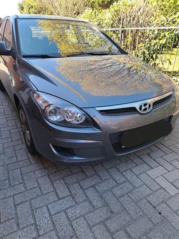 Grau Gebraucht 2010 Hyundai i30 Classic Kleinwagen | 3.100 € (Fairer Preis) - Bild 1/4