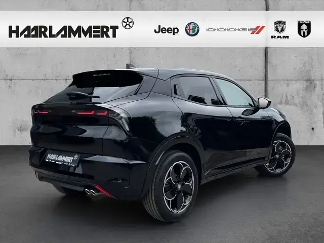 Neu Alfa Romeo Junior Sprint 145 PS (106 kW) 2026 Schwarz SUV