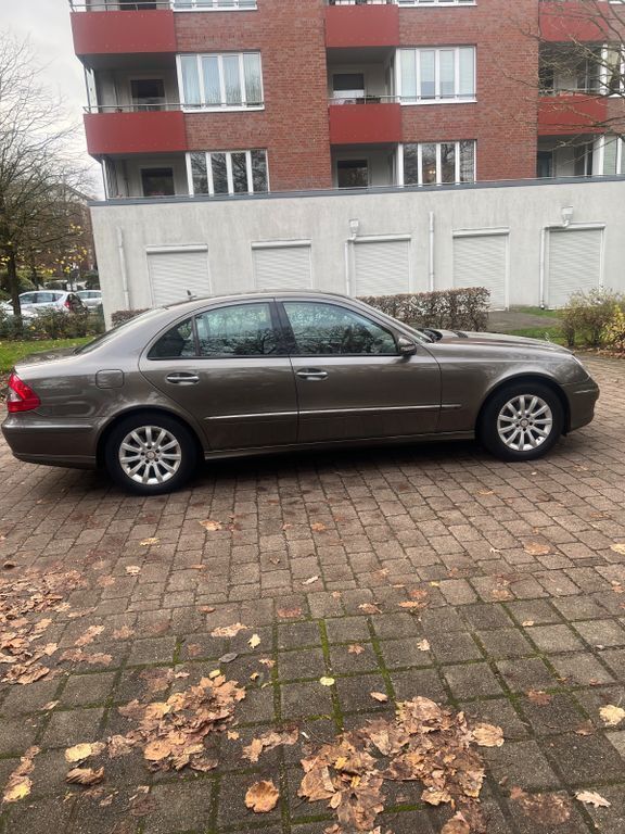 Gold Gebraucht 2008 Mercedes E200 Elegance Limousine | 10.000 € (Teuer) - Bild 1/4