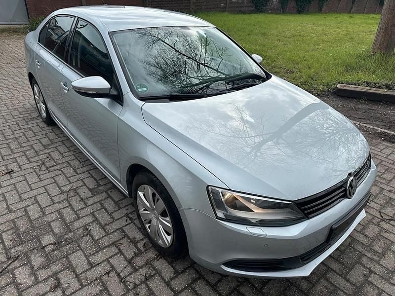 Gebraucht VW Jetta 105 PS (77 kW) 2012 Grau Limousine