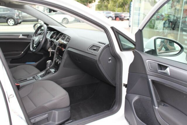 Gebraucht VW Golf VII Comfortline 125 PS (91 kW) 2017 Weiß Limousine
